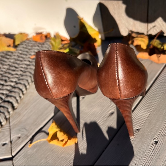 Guess WGREAGAN - Rich Burnished Brown Leather Wood-tone Platform 5” Heels pumps - Picture 5 of 14